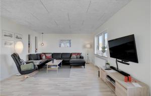 TV a/nebo společenská místnost v ubytování Stunning Home In Thyborøn With Wifi