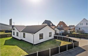 una casa blanca con techo negro en Amazing Home In Thyborn With Wifi en Thyborøn