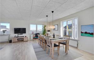 una sala da pranzo con tavolo, sedie e TV di Amazing Home In Thyborn With Wifi a Thyborøn