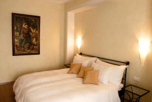 Postel nebo postele na pokoji v ubytování Romantik Hotel Landhaus Liebefeld