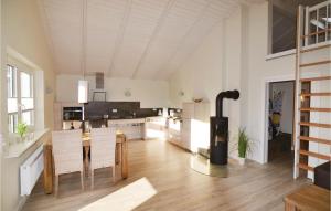 ダゲビュルにあるStunning Home In Dagebll With 2 Bedrooms, Sauna And Wifiの広いキッチン(コンロ付)