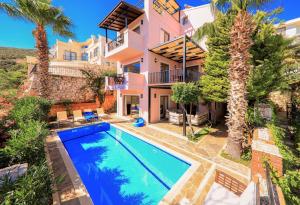 una imagen de una villa con piscina en Villa Tymnessos en Kalkan