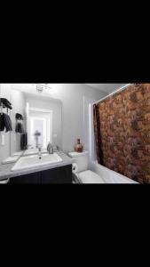 ein Bad mit einem Waschbecken und einem WC in der Unterkunft Cheerful and beautiful 3 bedroom home close lake in Edmonton