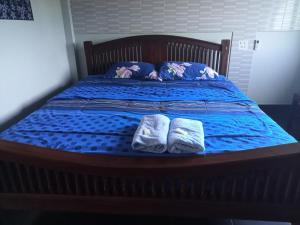 Postel nebo postele na pokoji v ubytování J2 Uttaradit