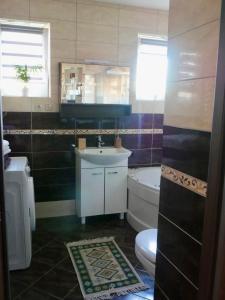 łazienka z umywalką i toaletą w obiekcie Apartamenty Pod Hutą w Węgierskiej Górce