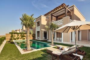 uma imagem de uma villa com piscina em Club Privé By Rixos Saadiyat em Abu Dhabi