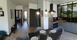 Kuchnia lub aneks kuchenny w obiekcie Appartement sous les remparts
