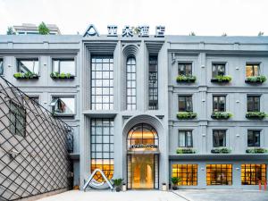 ein Gebäude mit einem Schild darüber in der Unterkunft Atour Hotel East Nanjing Road Near The Bund in Shanghai