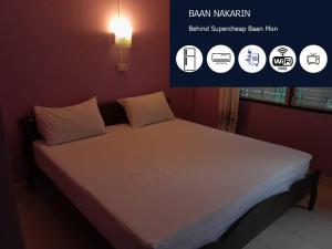 1 cama en una habitación con 2 almohadas en Baan Nakarin Guest House บ้านนครินทร์ en Patong