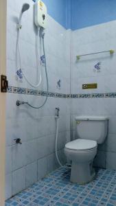 y baño con aseo y ducha. en Baan Nakarin Guest House บ้านนครินทร์ en Patong