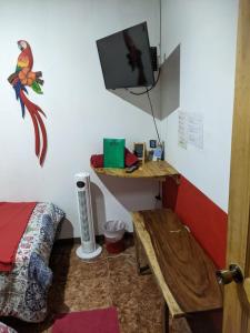 um quarto com uma secretária e um computador na parede em Guesthouse Casa Lapa2 em Alajuela