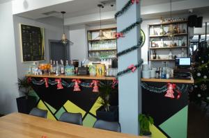 eine Bar mit Weihnachtsdekoration in einem Restaurant in der Unterkunft Villa Konzuli in Bitola