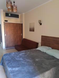 1 dormitorio con 1 cama grande y 1 sofá en Florenza khamsin aprt F7, en Hurghada