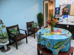 a table with a blue table cloth with flowers on it at Guesthouse Casa Lapa2 in Alajuela City
