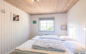 uma cama num quarto com tecto em madeira em Paradis em Hasle