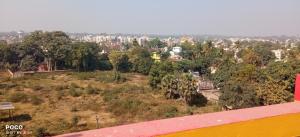 vistas a una ciudad con árboles y edificios en Royal Palace, en Bolpur