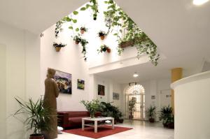 a living room with plants on the ceiling at Un Patio en Santa Cruz in Seville