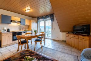 a kitchen with a table and chairs in a room at Ferienwohnung Linda in Kelberg