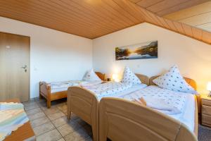 1 dormitorio con 2 camas en una habitación en Ferienwohnung Linda, en Kelberg