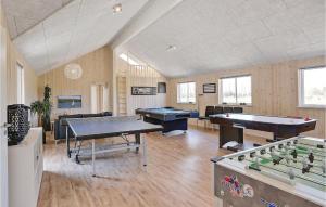 שולחן ביליארד ב-Amazing Home In Vggerlse With Sauna, Wifi And Indoor Swimming Pool