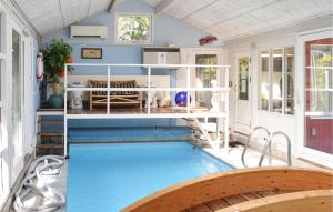 - une piscine dans une chambre avec une maison dans l'établissement Beautiful Home In Gilleleje With Private Swimming Pool, Can Be Inside Or Outside, à Gilleleje