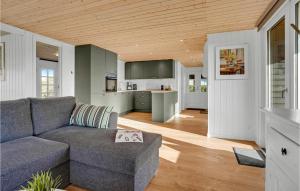 uma sala de estar com um sofá e uma cozinha em Amazing Home In Juelsminde With Wifi em Sønderby