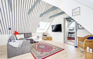 HemmetにあるLovely Apartment In Hemmet With Wifiのソファとテーブルのあるリビングルーム