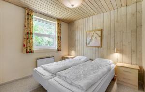 ロモ・キルケビーにある4 Bedroom Lovely Home In Rmのベッドルーム(白いベッド1台、窓付)