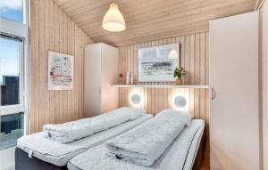 En eller flere senge i et værelse på Lovely Home In Fredericia With Kitchen