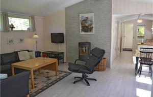 ジルレジェにあるStunning Home In Gilleleje With 3 Bedrooms And Wifiのリビングルーム(ソファ、椅子、テーブル付)