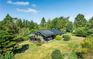 una vista aérea de una casa con techo solar en Lovely Home In Hornbk With Kitchen, en Dronningmølle