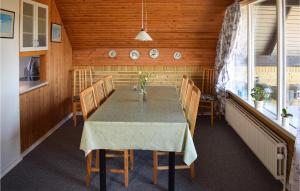 SpodsbjergにあるAmazing Home In Rudkbing With Wifiのダイニングルーム(テーブル、椅子付)