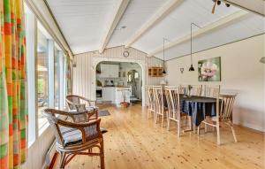 una cucina e una sala da pranzo con tavolo e sedie di Cozy Home In Slagelse With Kitchen a Slagelse