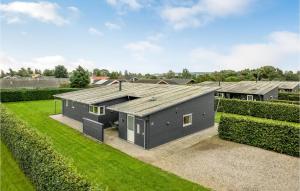 uma imagem de uma casa modular com um quintal em Amazing Home In Haderslev With Sauna em Årøsund