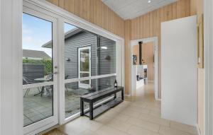 einen leeren Flur mit Glasschiebetüren zu einer Terrasse in der Unterkunft Amazing Home In Haderslev With Sauna in Årøsund