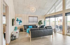 sala de estar con sofá y mesa en Gorgeous Home In Bogense With Wifi, en Bogense