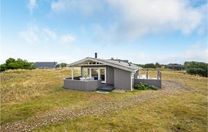 uma pequena casa sentada em cima de um campo de relva em Lovely Home In Fan With Wifi em Sønderho