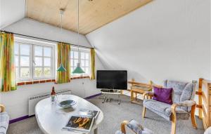 NymindegabにあるStunning Home In Nrre Nebel With 3 Bedrooms, Sauna And Wifiのリビングルーム(テーブル、テレビ付)