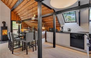 Η κουζίνα ή μικρή κουζίνα στο 4 Bedroom Awesome Home In Højby