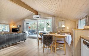 Bolilmark的住宿－Cozy Home In Rm With Kitchen，厨房以及带桌椅的用餐室。