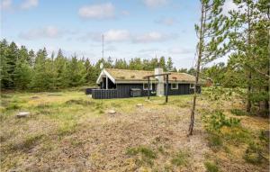 a house in the middle of a field at Cozy Home In Rm With Kitchen in Bolilmark