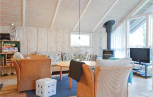 Awesome Home In Dronningmlle With 4 Bedrooms, Sauna And Wifiにあるラウンジまたはバー
