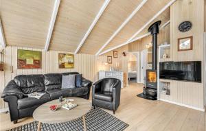 uma sala de estar com um sofá de couro e uma mesa em 3 Bedroom Nice Home In Hvide Sande em Bjerregård