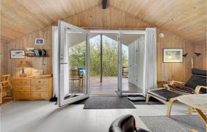 una sala de estar con una gran puerta corredera de cristal en Gorgeous Home In Fan With Wifi, en Fanø