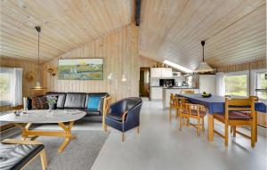 sala de estar y comedor con mesa y sillas en Gorgeous Home In Fan With Wifi, en Fanø