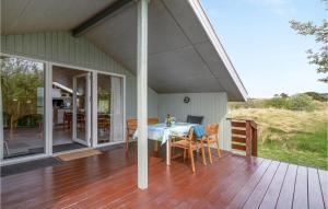 un patio con mesa y sillas en una terraza en Gorgeous Home In Fan With Wifi, en Fanø