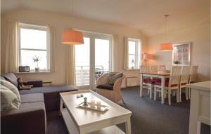 sala de estar con sofá y mesa en Nice Apartment In Rudkbing With 2 Bedrooms And Wifi, en Rudkøbing