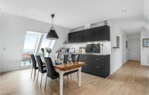 Η κουζίνα ή μικρή κουζίνα στο Gorgeous Apartment In Gudhjem With Wifi +17 φωτογραφίες
