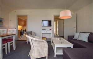 sala de estar con sofá y mesa en Nice Apartment In Rudkbing With 2 Bedrooms And Wifi, en Rudkøbing