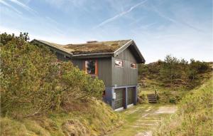 Sønderhoにある3 Bedroom Cozy Home In Fanの丘の上の草屋根のある家